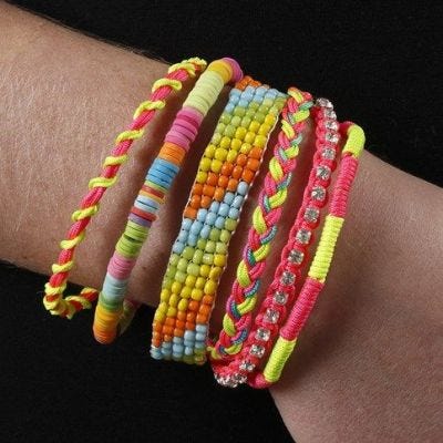 Många armband i ett