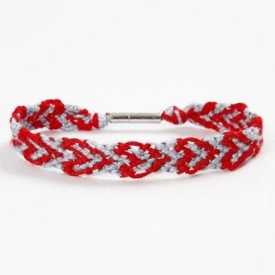 Hjärtmönstrat vänskapsarmband av broderigarn
