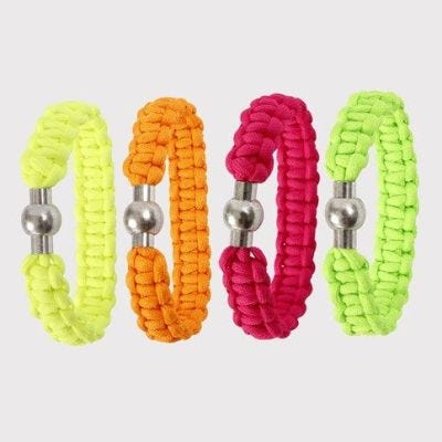 Knutet armband av neonfärgat snöre