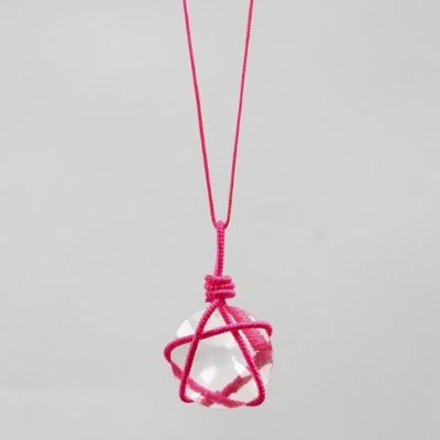 Halsband med berlock av prisma i nät