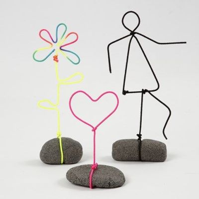 Figur av alutråd med färgat snöre