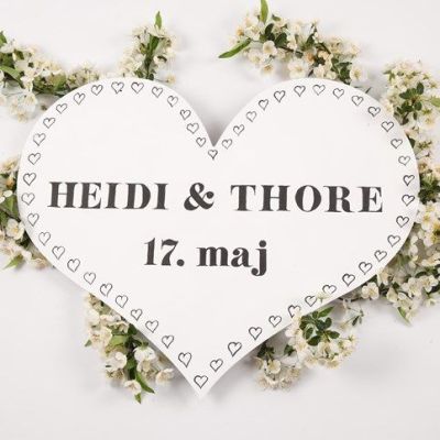 Målat och dekorerat hjärta som skylt till blomsterbåge