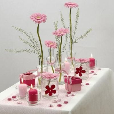 Vit och rosa bordsdukning med Happy Moments