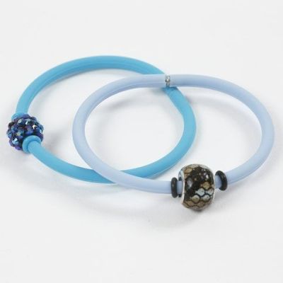Armband av silikon med stoppring vid pärlorna