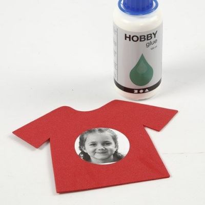 Plansch med namn och bilder på 'nytvättade tröjor' 