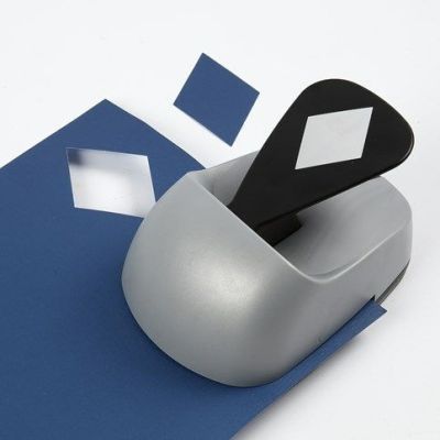 Dukning i blått med dekorationer och menykort från Happy Moments