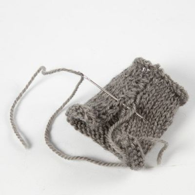 Stickad och valkad dekorationskula