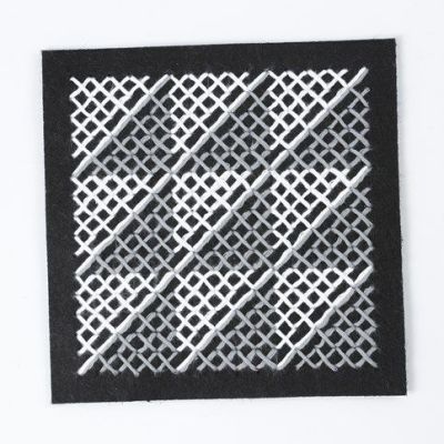 Kudde med grafiskt mönster av korsstygn