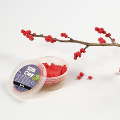 Juldukning med bordsdekoration i rött och vitt