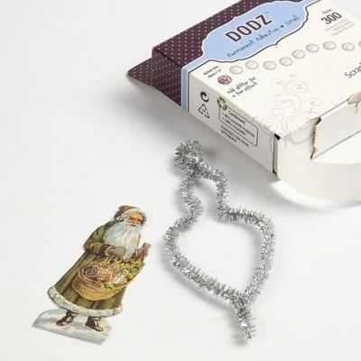 Juldekorationer  av piprensare och bokmärken i vintage look.