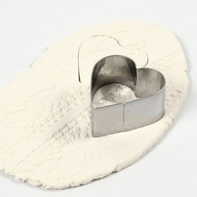 Utstansade dekorationer av självhärdande lera