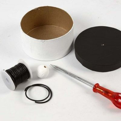 Handgjorda askar målade med tavelfärg och dekorerade med ett handtag på locket.