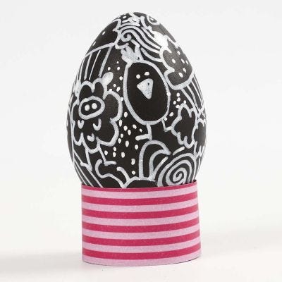 Doodling på ägg av svart plast