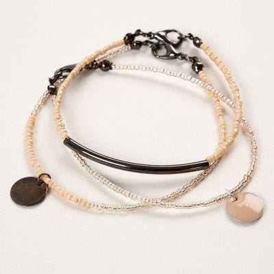 Armband av smyckewire med rocaipärlor och berlocker.