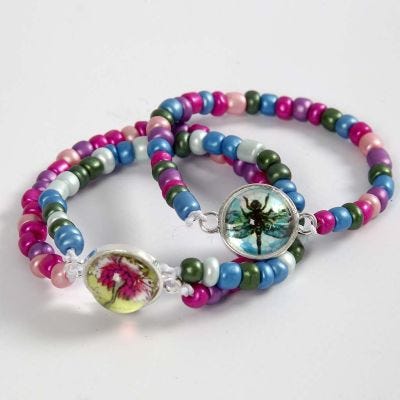Armband av rocaipärlor och med cabochon i mitten