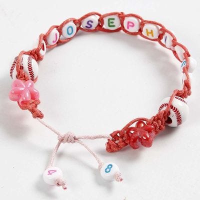 Knutet armband med bokstavspärlor