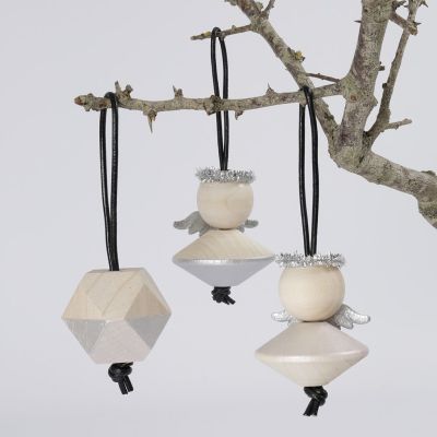 Juldekorationer av stora träpärlor målade med  Art Metal i silver