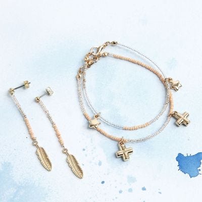 Armband och öronstickare med berlock