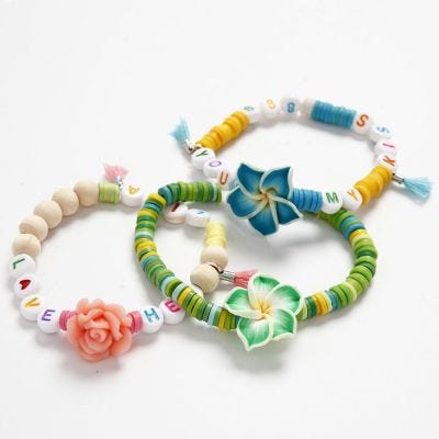 Elastiskt armband med olika pärlor i sommarfärger