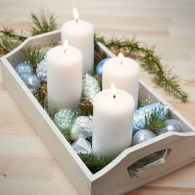 Bricka med 4 ljus och målade julkulor av glas och terrakotta