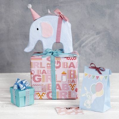 Paketinslagning med dekorationer till babyshower
