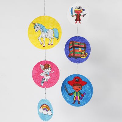 Mobil av papp med förtryckta motiv