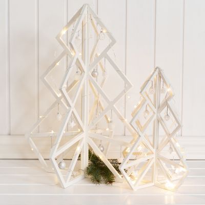 3D-julgran i trä med dekorationer och julkulor