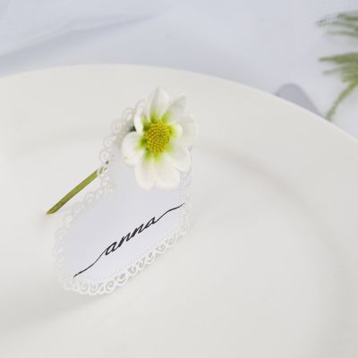 Bordskort till bröllop av kartonghjärta med blomma