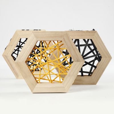 String art med textilgarn i sexkantiga träramar.