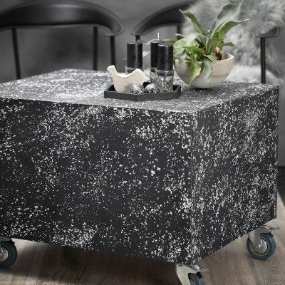 Podium av pallar på hjul med terrazzo look