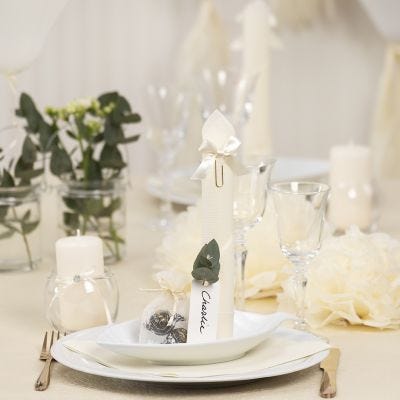 Bordsdukning och bordsdekoration i råvit med pappersblommor