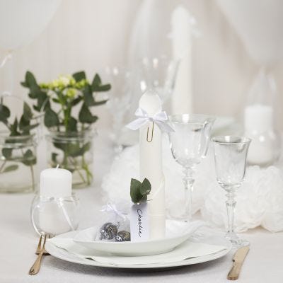 Bordsdukning och bordsdekoration i vit med pappersblommor