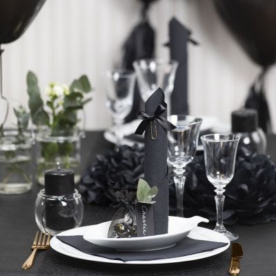Bordsdukning och bordsdekoration i svart med pappersblommor