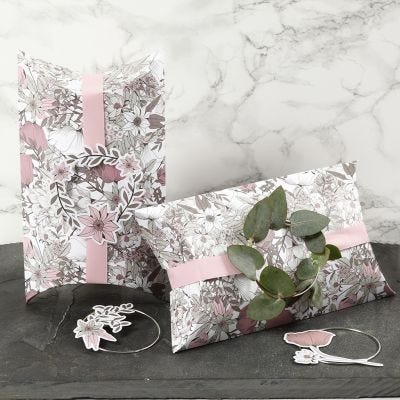 Presentaskar dekorerade med rosa band