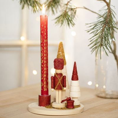 Ljusstake dekorerad med nötknäpparfigur