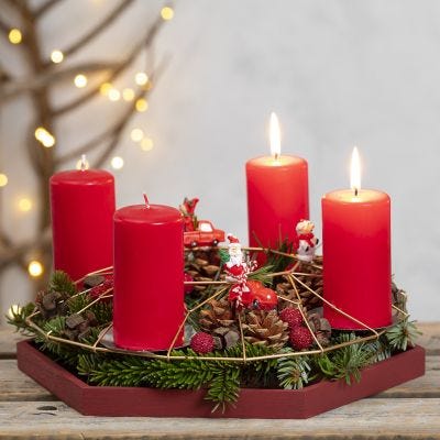 Adventskrans av metalldekoration med gran