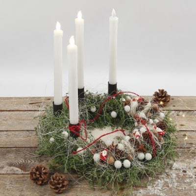 Adventskrans med naturmaterial och LED ljus
