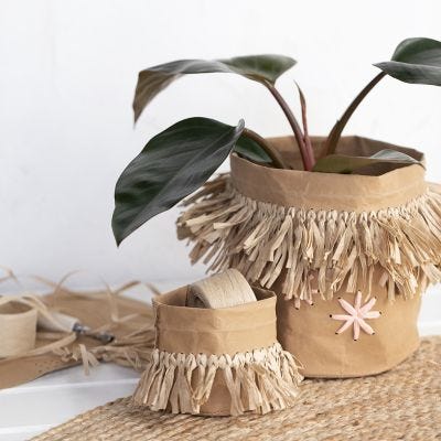 Påsar av läderpapper med fransar av raffia pappersgarn