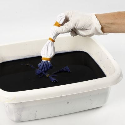 Så här gör man batikteknik med elastiskt snöre