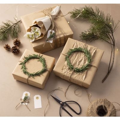 Julklappar med grön krans av kräppapper
