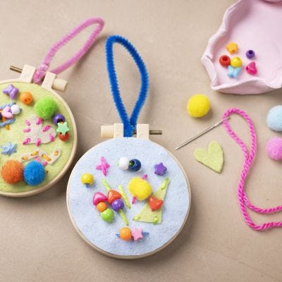 Broderad hängdekoration med fantasifull design