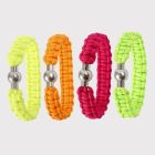 Knutet armband av neonfärgat snöre