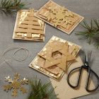 Julkort dekorerad med hängande dekorationer i läderpapper