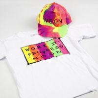 Neon textilfärg på T-shirt och keps