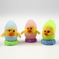Nålfiltade kycklingar i tvådelade ägg av plast