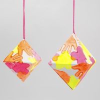 Diamant av papper med avtryck i neonfärger
