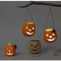 Pumpalanternor av papp och terrakotta till halloween