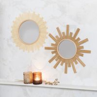 Spegel dekorerad som en sol med träfaner