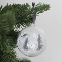 Julkula med hål dekorerad med konstgjord snö och minifigurer