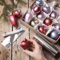 Julkulor av trä dekorerad med Art Metal färg och folie
